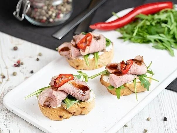 Брускетта с уткой. Брускетта с уткой. Брускетта с уткой и грушей. Брускетта с дор блю и грушей. Брускетта с уткой.