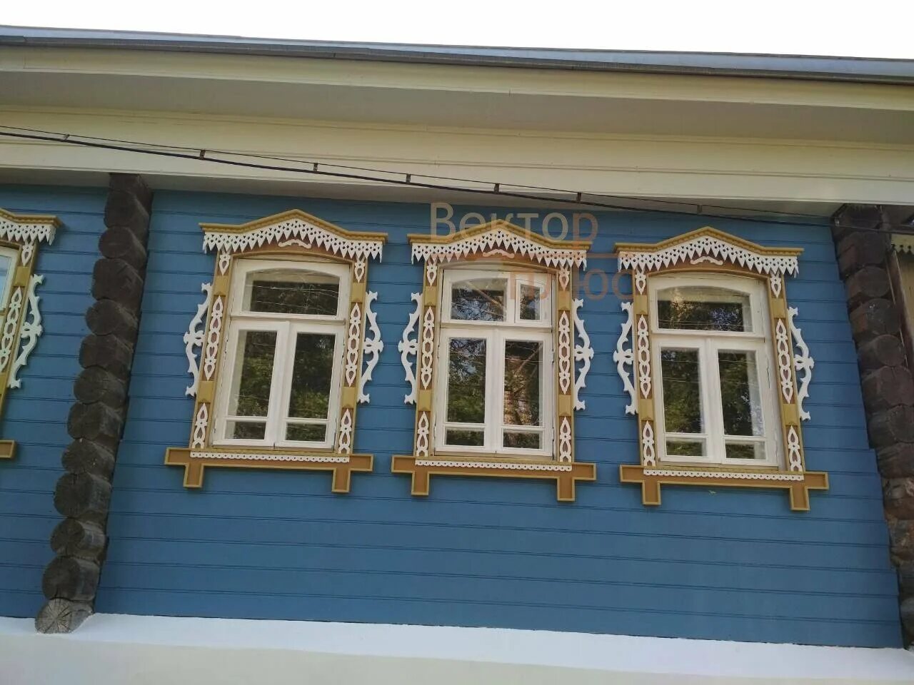 Покраска наличников. Резные наличники на окна. Наличники на окна. Жигулева наличник сергиев посад. Деревянные наличники.