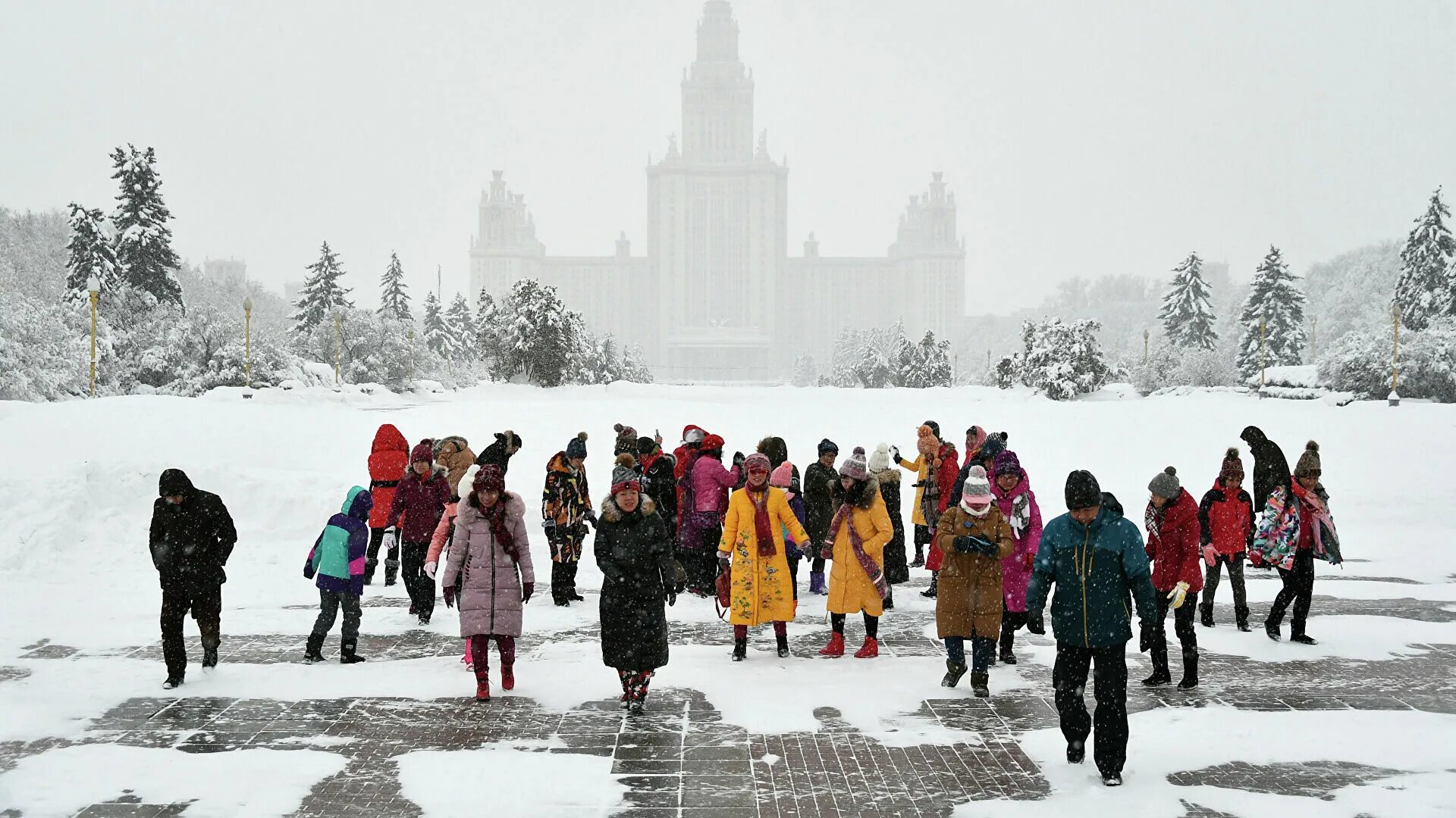 Каникулы в городе москва. Воробьевы горы Москва зимой. Москва зима люди. Горы в Москве зимой. Рождественская Москва в снегу.