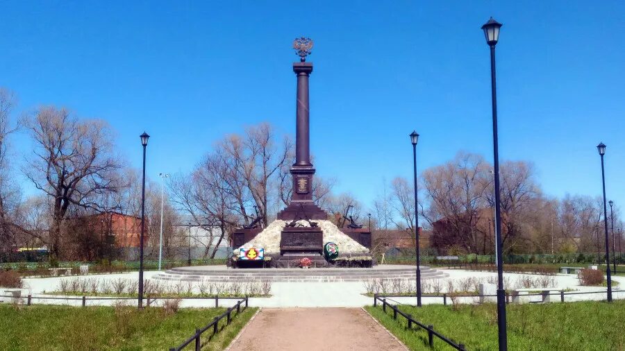 Кронштадт город герой. Ломоносов стела город воинской славы. стела город воинской славы тихвин.