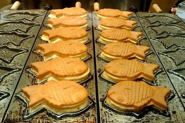 Вафельница рыбки. Вафельница тайяки. Японская вафельница рыба тайяки. Таяки рыбка вафля. Вафли тайяки в Японии.