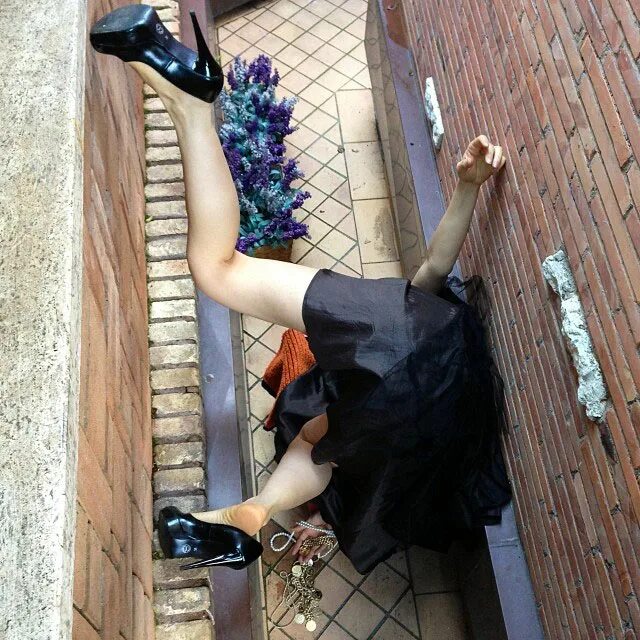Запуталась в платье. Сандро Джордано упавшие люди. Сандро Джордано фотограф. Женщина падает. Девушка падает.