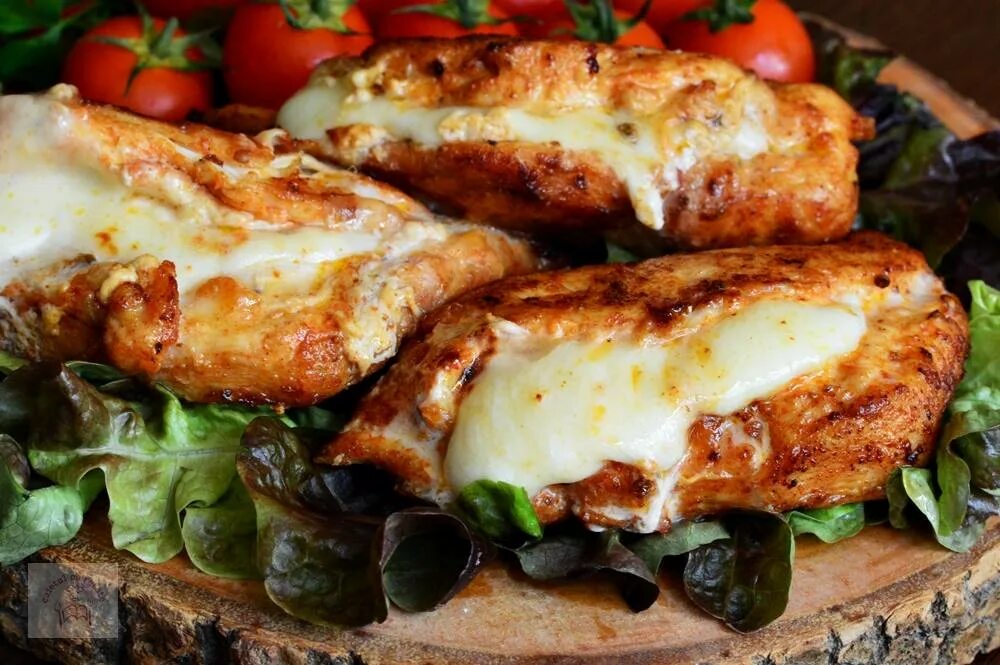 Как пожарить филе курицы. Куриная грудка с сыром. куриная грудка жареная с сыром. куриная грудка фаршированная сыром. куриное филе с сыром.