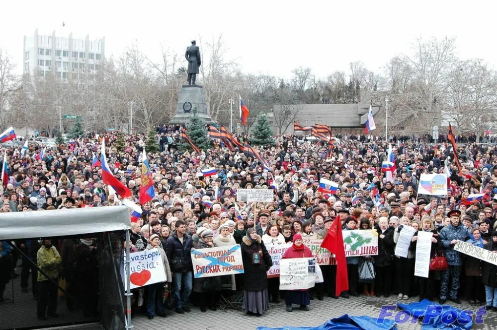 Февраль 2014 года севастополь. Протесты в Крыму 2014. Митинг площадь Нахимова в Севастополе 2014.