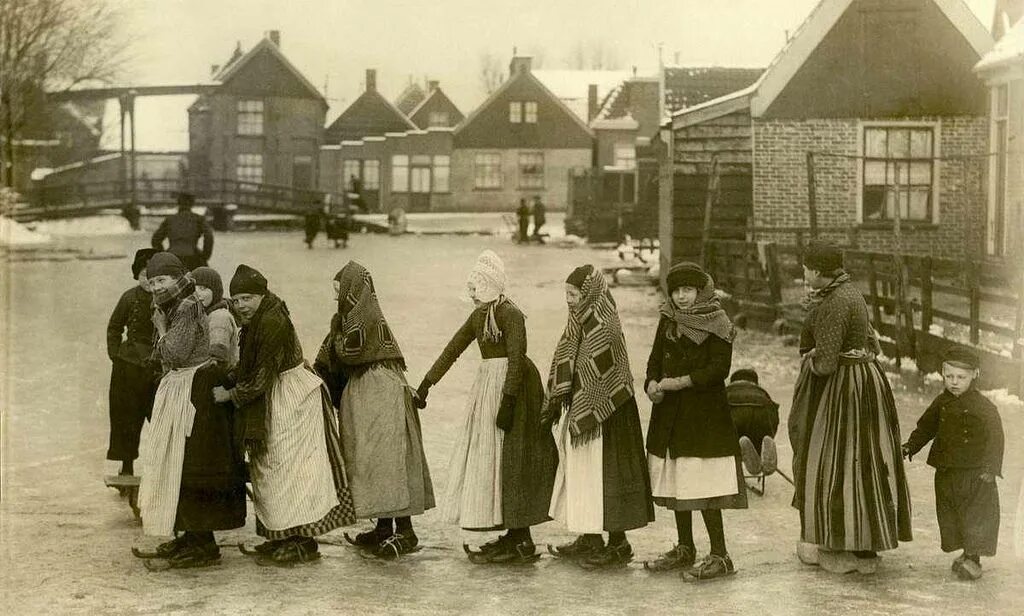 В начале 80 годов голландская. Крестьянин Голландии. Старинные коньки Голландия. Голландские бурлаки 19 века. Коньки 1900 года.