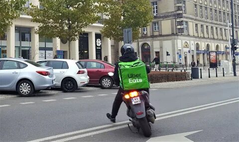 Файл:Uber Eats motorbiker in Warsaw.jpg. 
