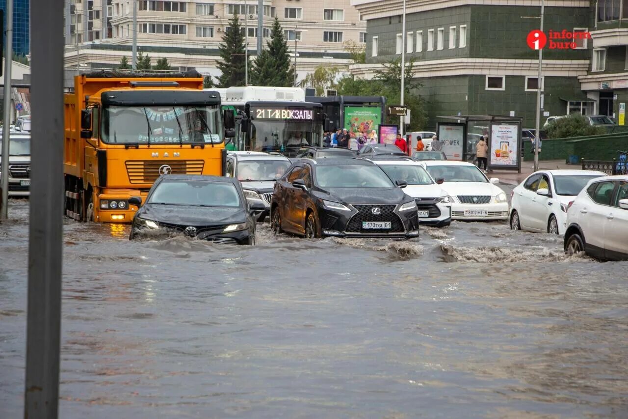 Казахстан потоп сегодня. Улицы после дождя. Дождь потоп. Город после дождя. Авто в дождь.