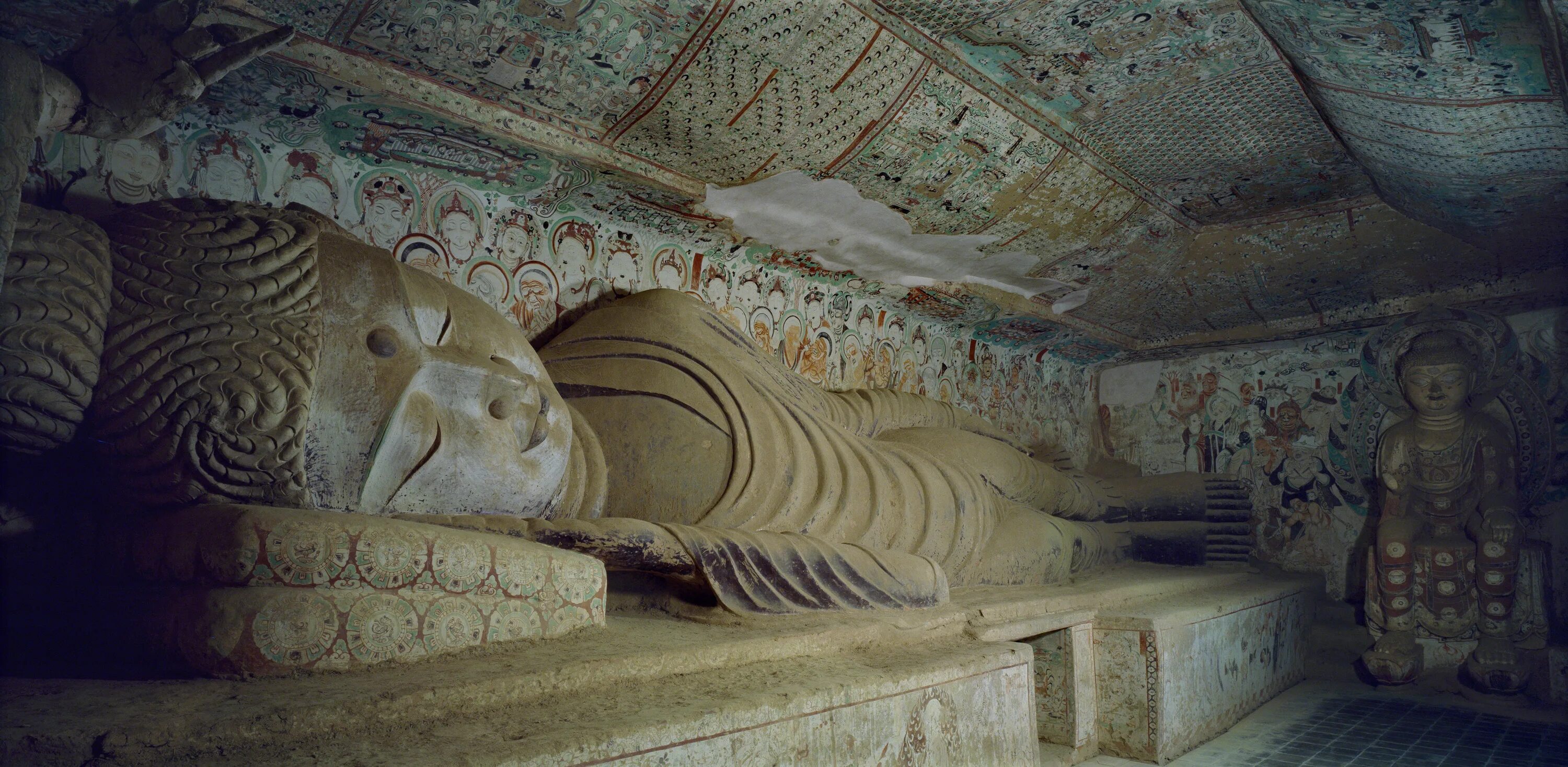 Пещеры будды. Храм Цяньфодун (пещеры 1000 Будд). Лежащий Будда в пещере могао. Пещеры могао фрески. Дуньхуанские пещеры могао фрески.