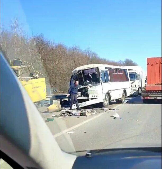 Аварии с фольксваген пассат в орле. Разбитые дороги орел. Орел разбитые. Дтп автобуса орел-мценск. Орел дтп на городской улице.