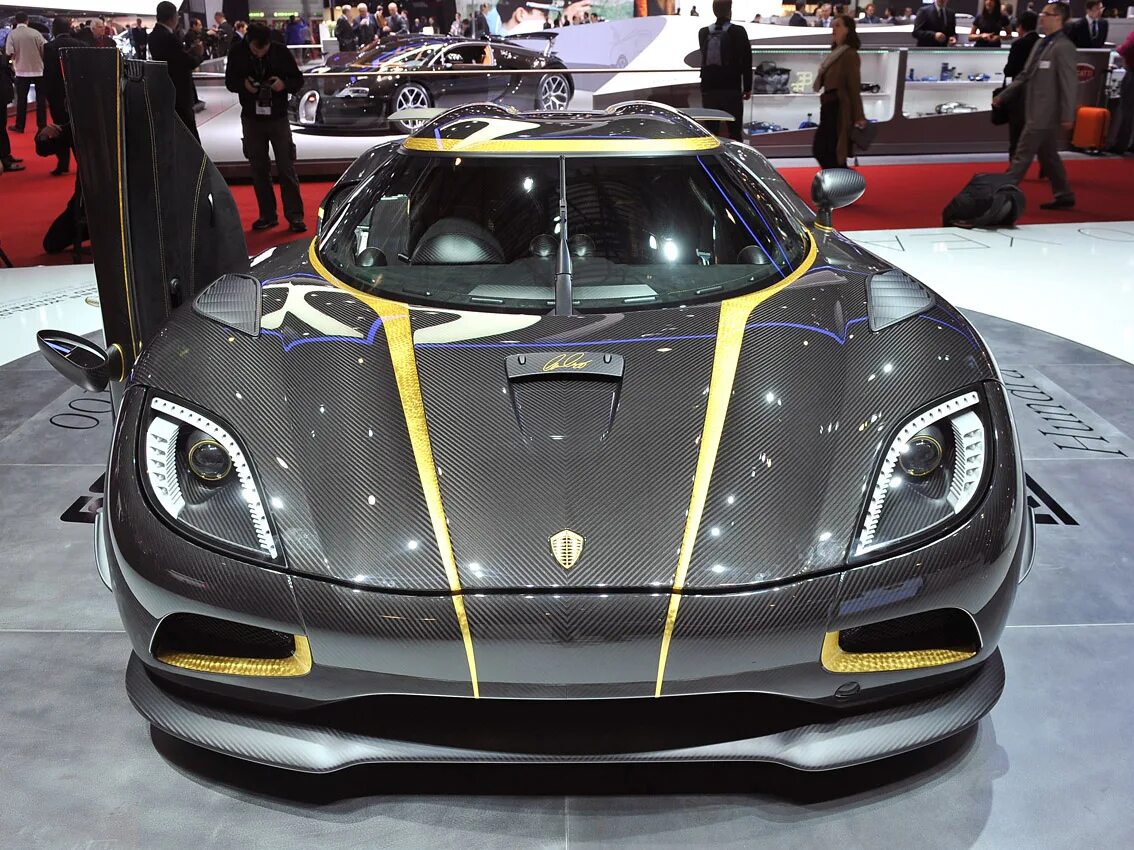 Мерседес быстрая машина. Кенигсегг АГЕРА. Koenigsegg Agera s 2013. Koenigsegg Agera автомобили Швеции. Кенигсегг АГЕРА S hundra.