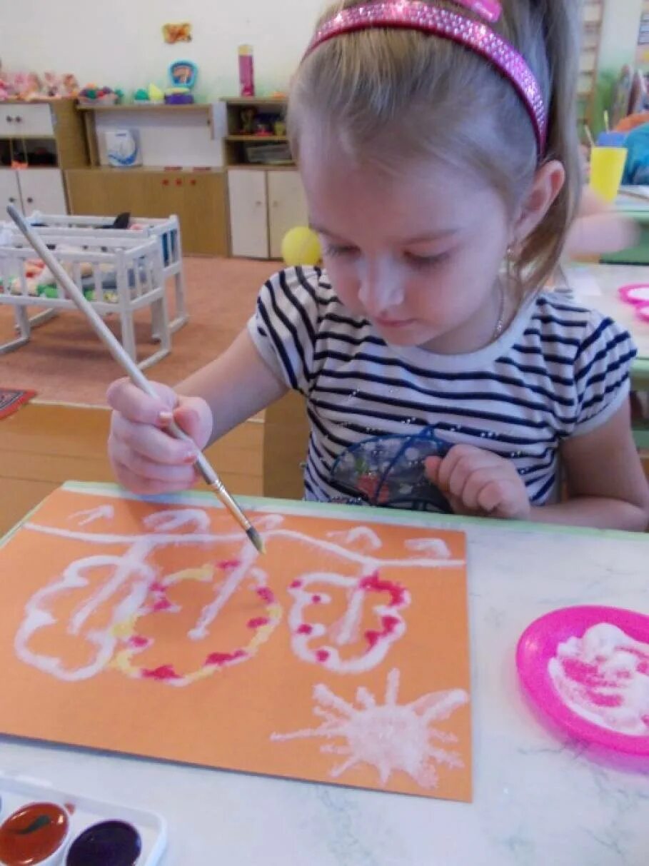 Рисование солью в детском саду. Рисование солью в детском саду. Аппликация солью. Рисование солью в детском саду. Рисование по соли в детском саду.