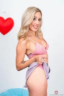 Paisley Bennett Takes off her Jean Cutoffs.