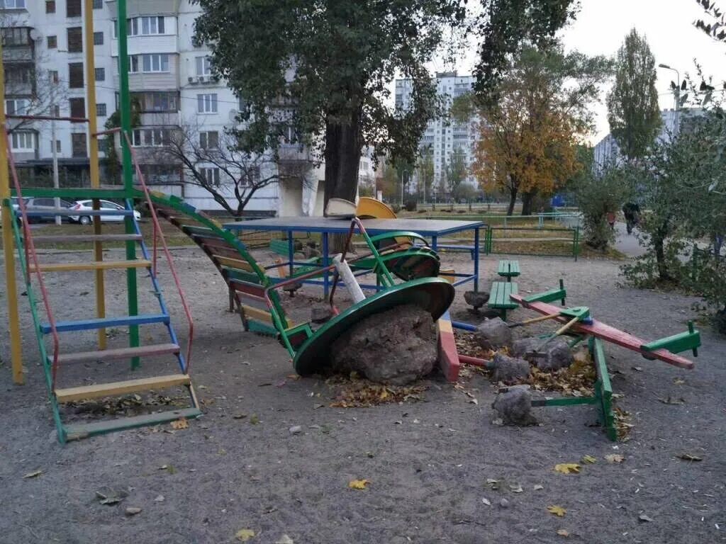 Ломают детскую площадку