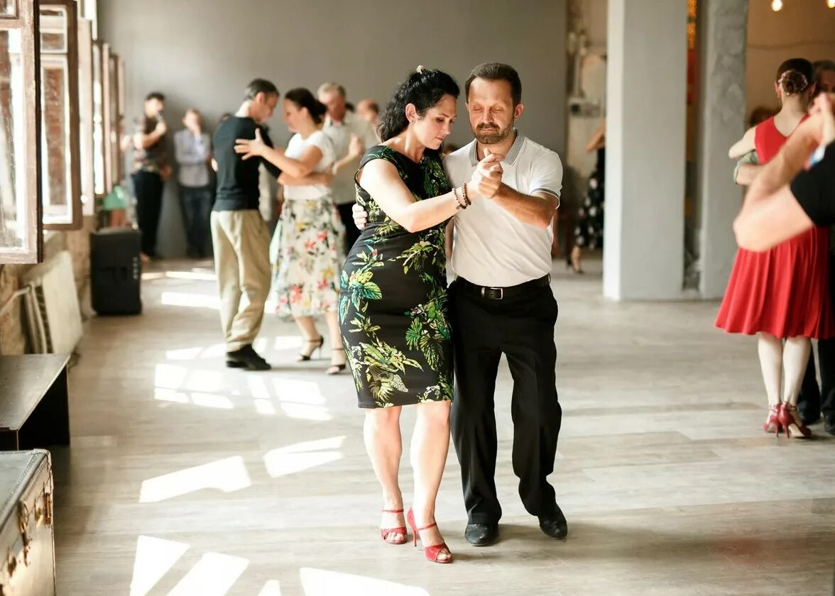 Социальные танцы. Танцы в паре. Парень танцует на улице. Танцы социальные танцы. Луис диас бачата.