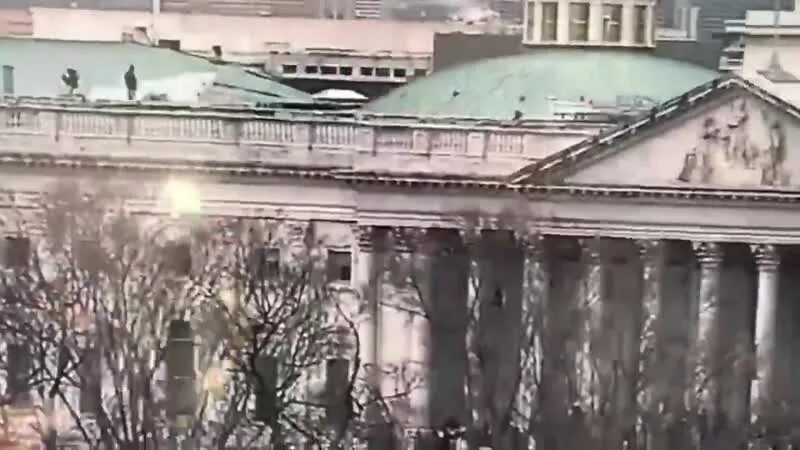 Вашингтонский снайпер 23 дня ужаса 2003. Снайпер на майдане покидает здание. вашингтонский снайпер 23 дня страха реальные кадры женщины.