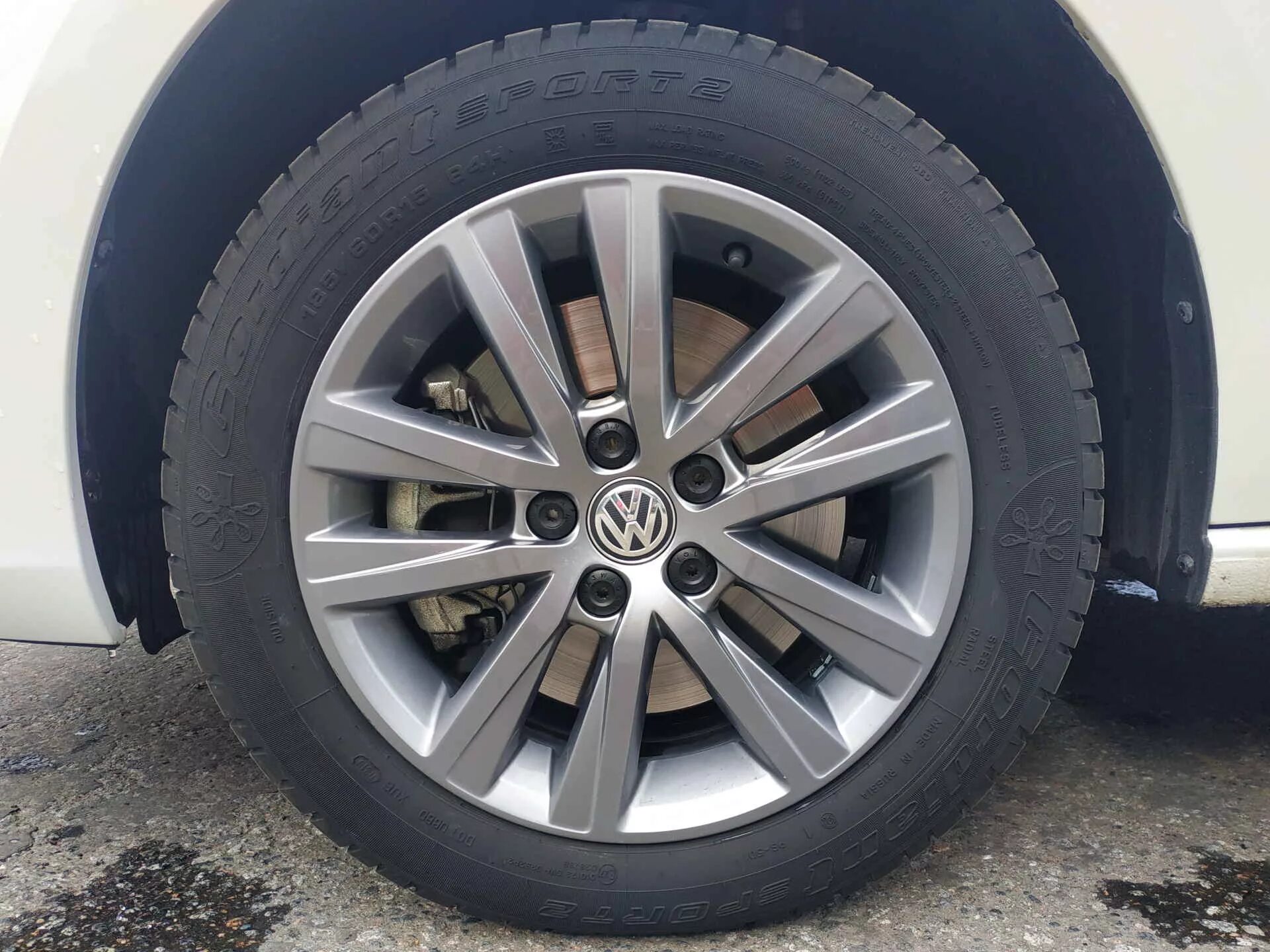 Поло седан r16 от рапида. Колесные диски фольксваген поло. Оригинальные диски volkswagen polo sedan r16. Polo sedan r17. Колесо volkswagen polo седан.