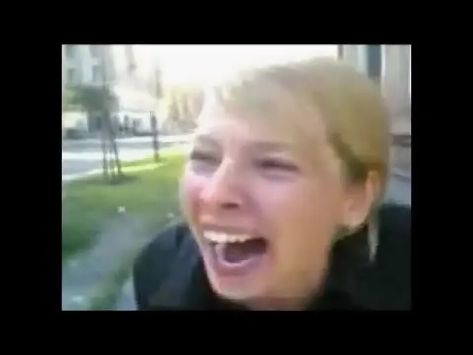 Эта девочка смеется тронулась умом. Эта девочка смеется тронулась умом