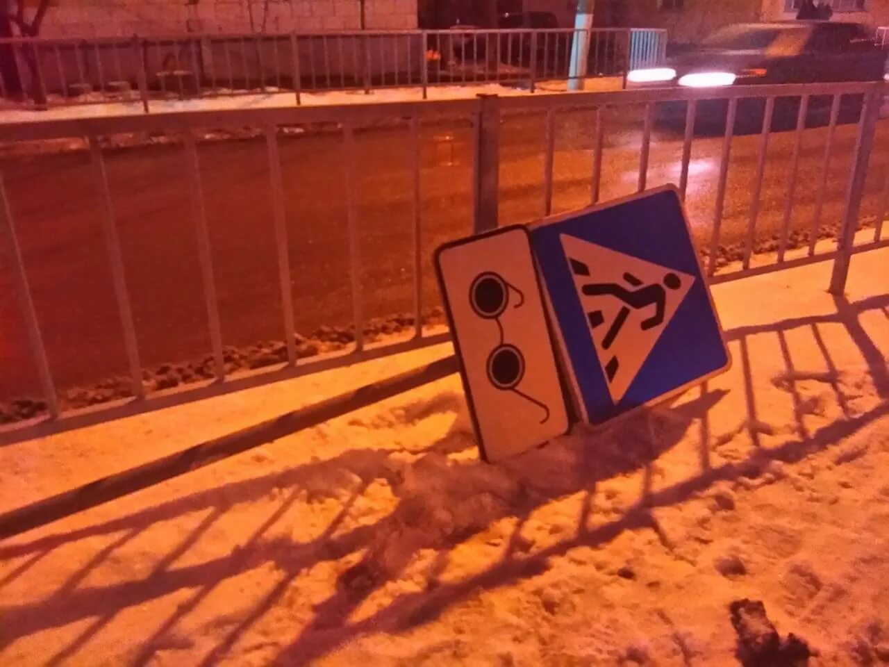 Упавший дорожный знак. Уронил дорожный знак. Знак дорожные упал сломал. Дорожный знак тупик. Дорожные знаки упали