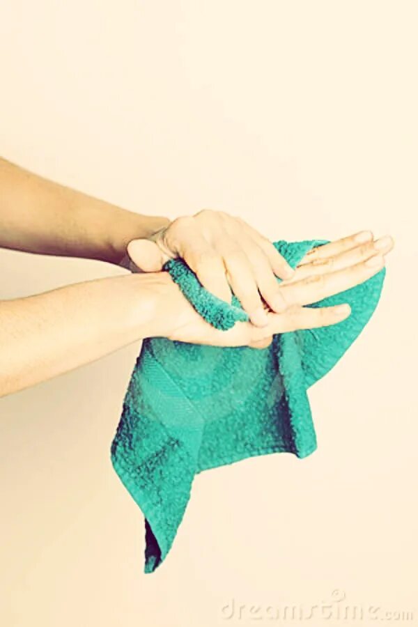 Вытирание полотенцем. Полотенце для рук. Вытирает руки. Вытирать руки полотенцем. Полотенце для вытерание рук.