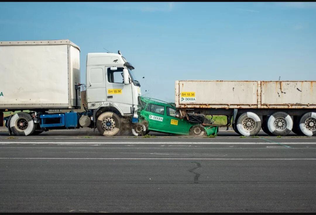 Теста грузовик. Краш тест грузовиков. Volvo crash Test Truck. Автомобиль прижало двумя грузовиками.