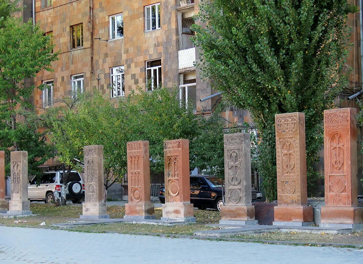 Гюмри хачкары. Хачкар с фонтанчиком. Армянский сквер астрахань. Армянский парк астрахань. Парк хачкаров ереван.