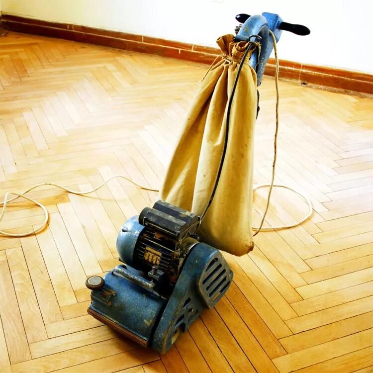 циклевать. машина барабанного типа для шлифования дощатых и паркетных полов. циклевочная машина для деревянного пола. циклевание паркета. циклевать.