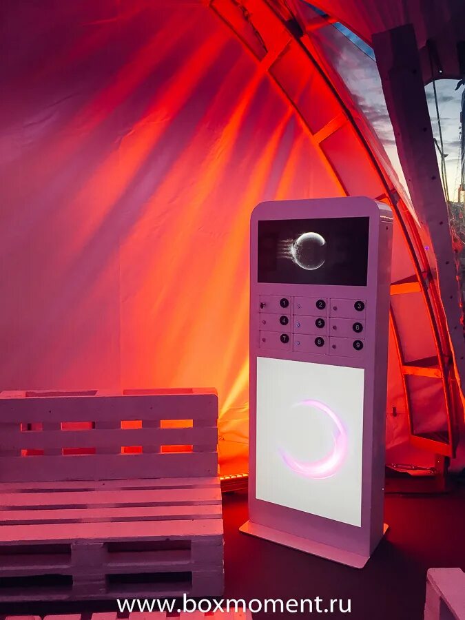 гаджеты в аренду. планшет умный дом. человек с о смартфррном. скидка на аренду. приложения для водителей.