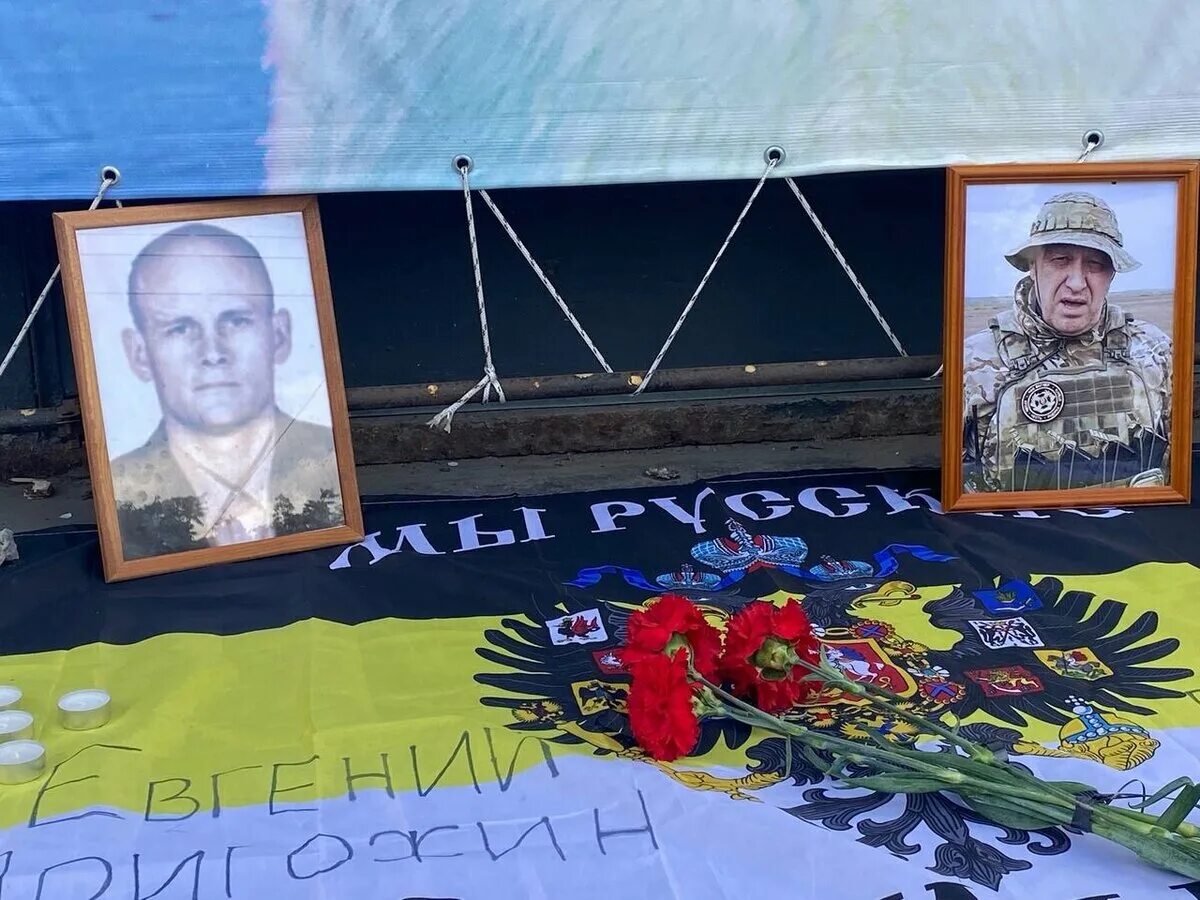 Стихийный мемориал в ростове на дону. Стихийный мемориал крокус. Памятник пригожину и уткину в краснодаре. Пригожину памятник вагнер. Стихийный мемориал в ростове на дону.