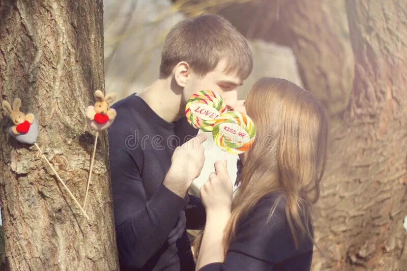 Конфеты пара. Парочка и конфеты. фотосессия пары с леденцом. конфеты поцелуй. леденцы парочка.