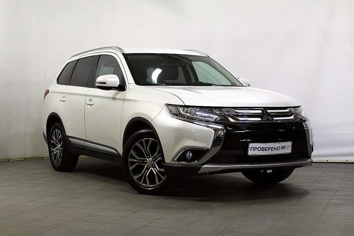 Аутлендер 3 видео. Mitsubishi Outlander III. Mitsubishi Outlander III Рестайлинг. Mitsubishi Outlander белый 2015. Mitsubishi Outlander 3 2015.