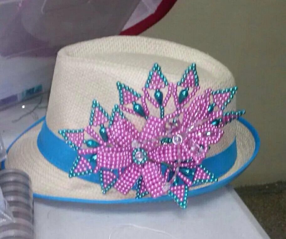 Шляпка из рафии меланж. Украсить шляпку. Брошь из бисера шляпа. Брошь шляпка из бисера. Меланжевые шляпы из рафии.