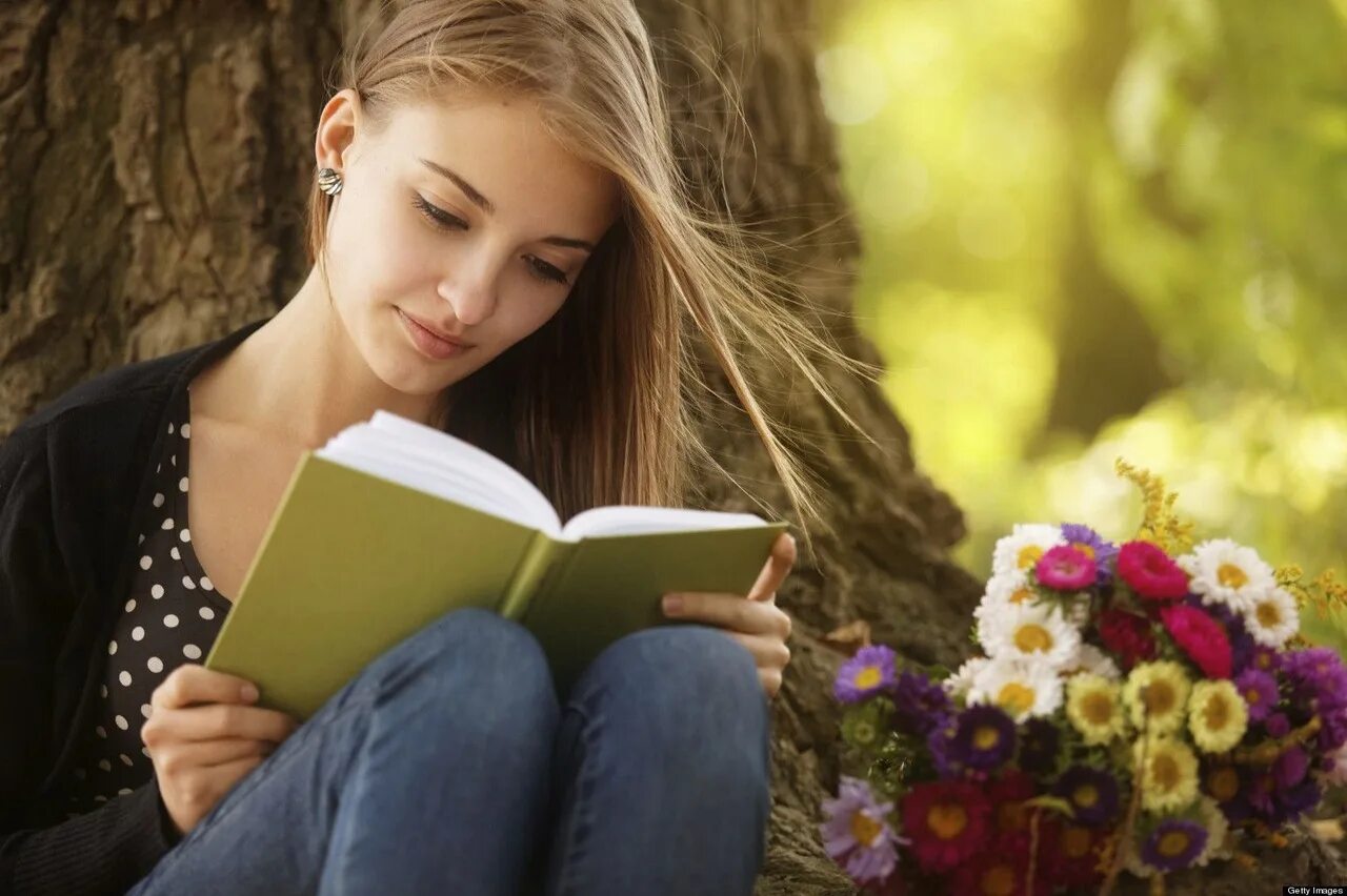Что почитать весной. Девушка с книгой. Женщина с книгой в руках. Подросток с книгой. Книга человек.