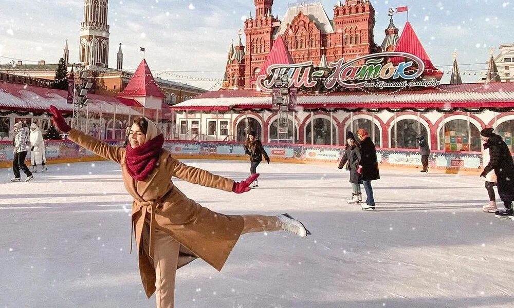 Коньки гум каток. Катание на коньках на красной площади. Коньки на красной площади. Москва катаниеина конь КПХ. Кататься на коньках в Москве.