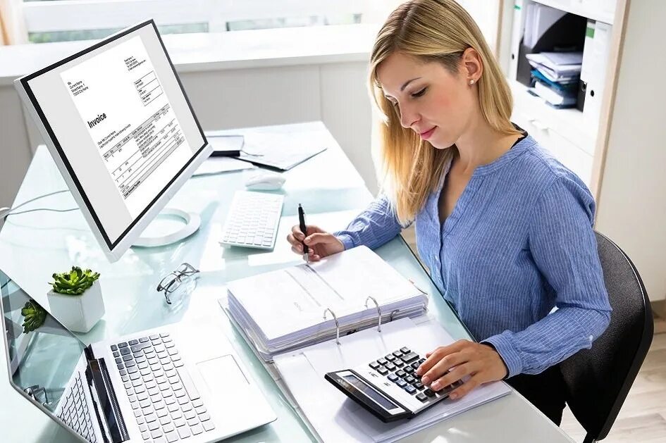 Заполнение бумаг. Ноутбук. Консультация психолога. Закрытие документов. Офис люди бумага.