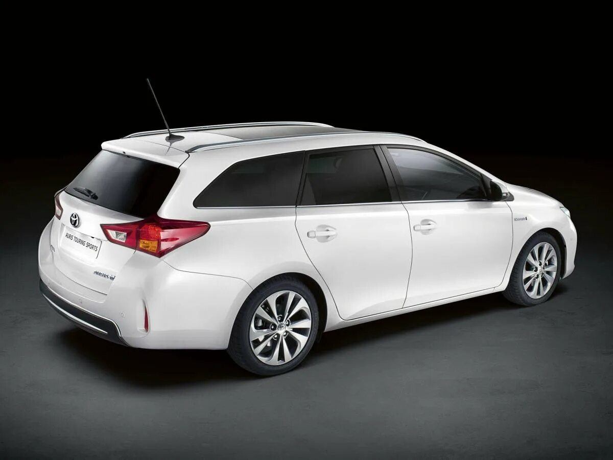 Тойота универсал цены. 2013 Toyota Auris Touring. Toyota Auris 2013 универсал. Toyota Auris Hybrid универсал. Тойота гибрид 2014 универсал.