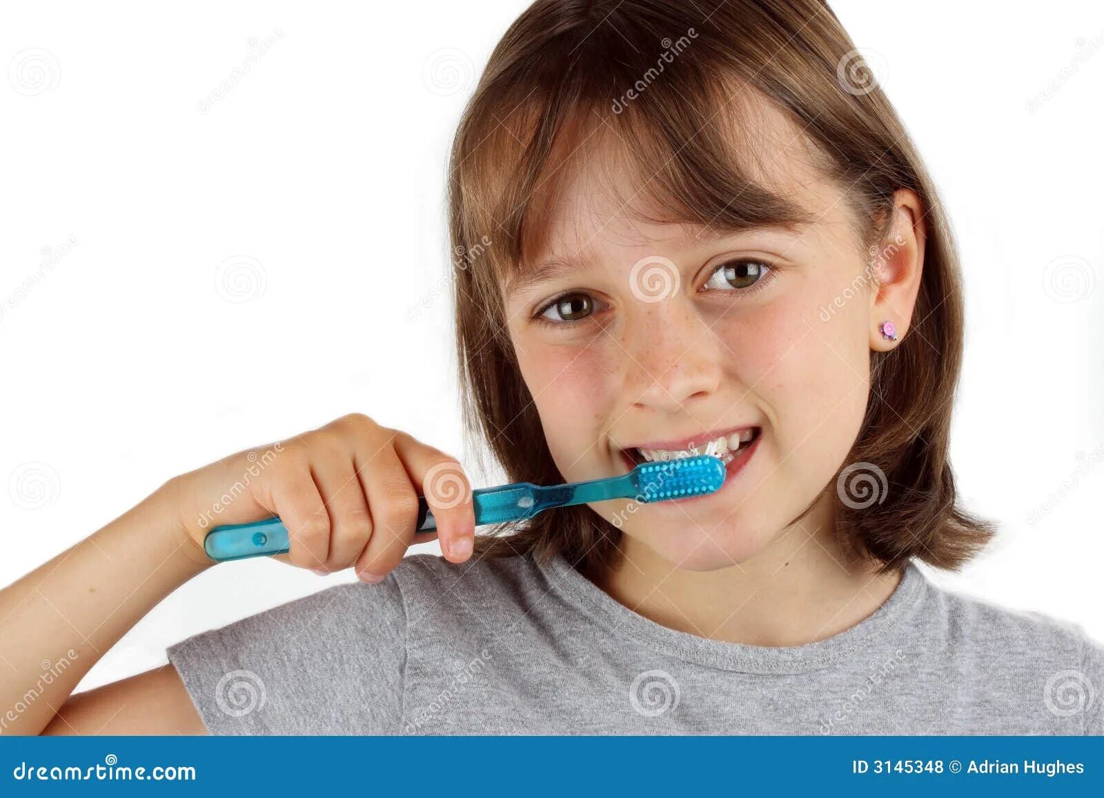 Девочка с зубной щеткой. Девочка чистит зубы. Девочка с зубами и щеткой. Маша чистит зубы щеткой. Утром зубы чищу танцую