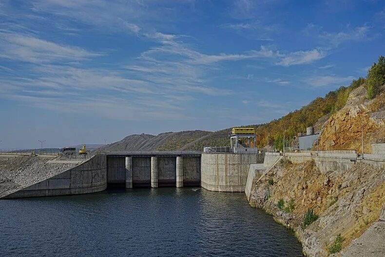 Юмагузинская гэс. Юмагузинская ГЭС Башкортостан. Юмагузинское водохранилище плотина. Юмагузинское гидроэлектростанция. Юмагузинское водохранилище дамба.