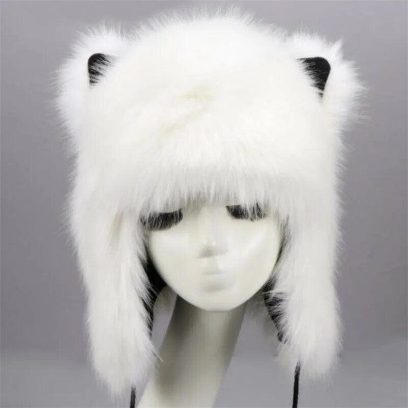 Шапку ушанку с. Девушка в белой шапке ушанке. Китайские шапки с ушами. Движицими. Ушками.