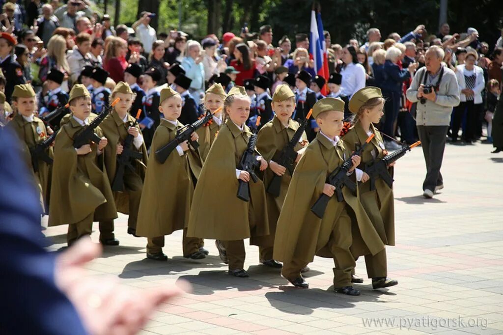 Дети на параде 9 мая. Дети в военной форме на параде. Дети на параде 9 мая в форме. Дети в военной форме победобесие.