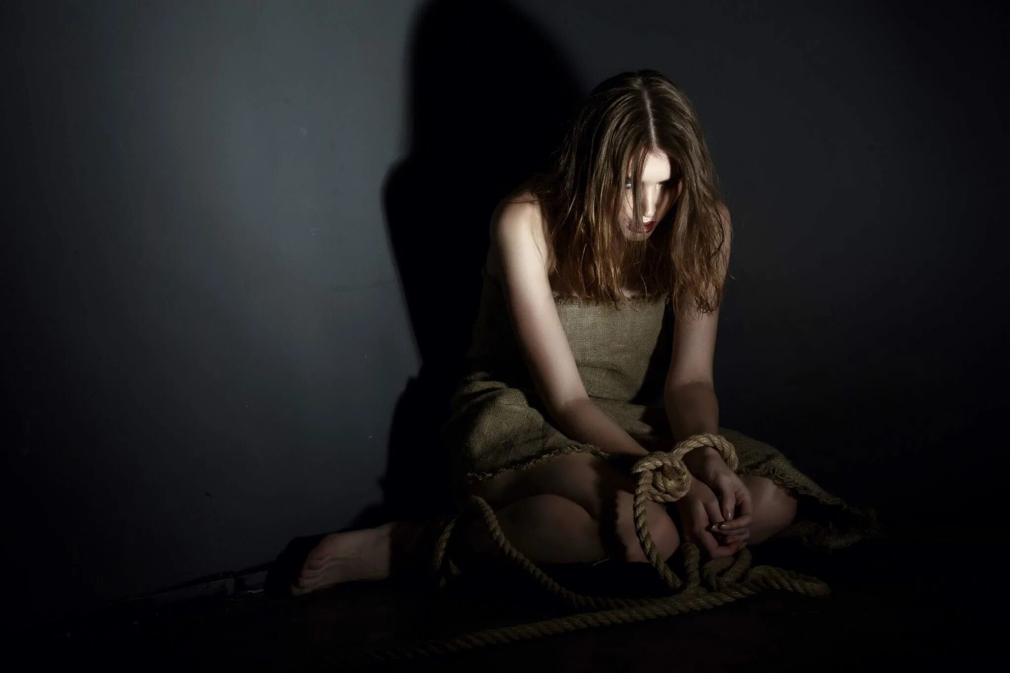 Связанных девушек избивают. Женские ноги в оковах. Связанная джессика альба. Связанная женщина. Красивые девушки с кляпом во рту.