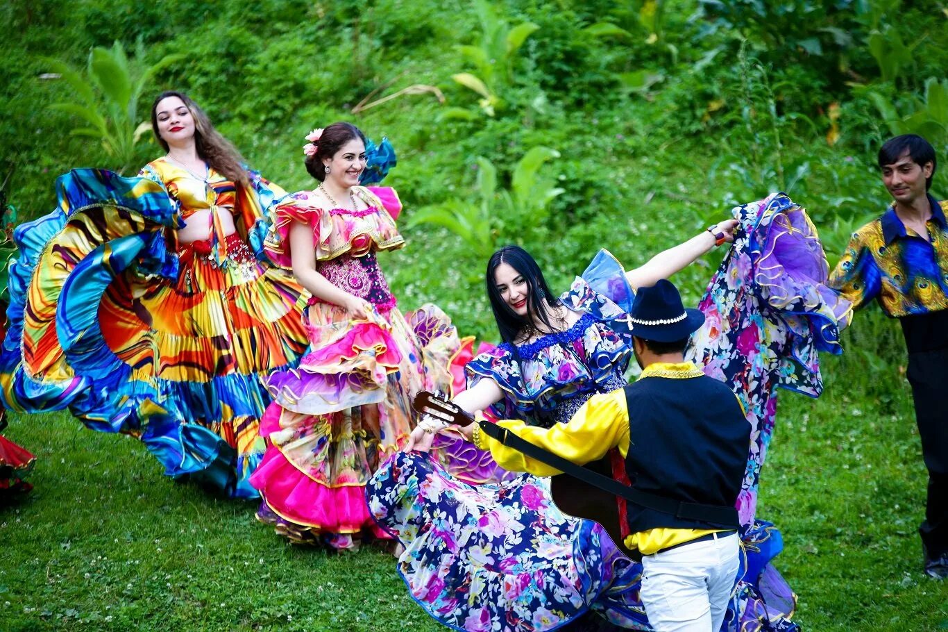Цыганский ансамбль Свэнко. Цыгане танцуют. Танцы цыган. Цыганский табор. Веселые цыганские танцы