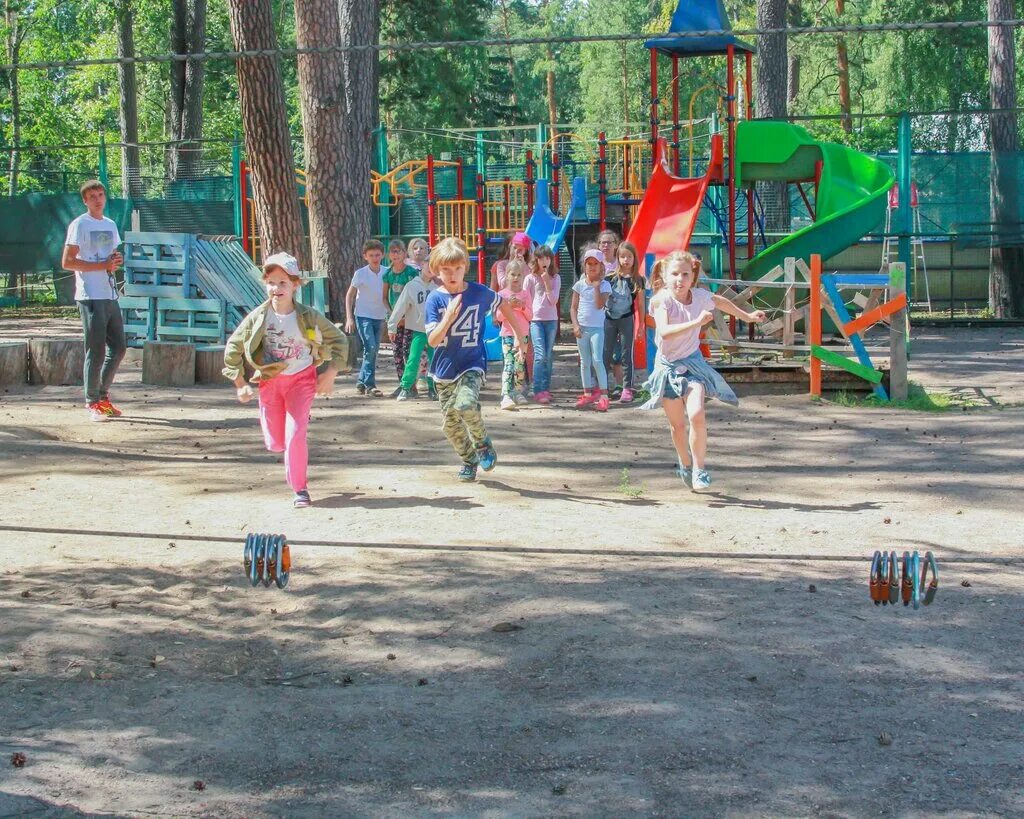 Поселок летнего. Дневной лагерь для детей в Москве. Лагерь в школе на летних каникулах. Лагерь в Одинцовском районе. Лагерь летний дневной Москва.