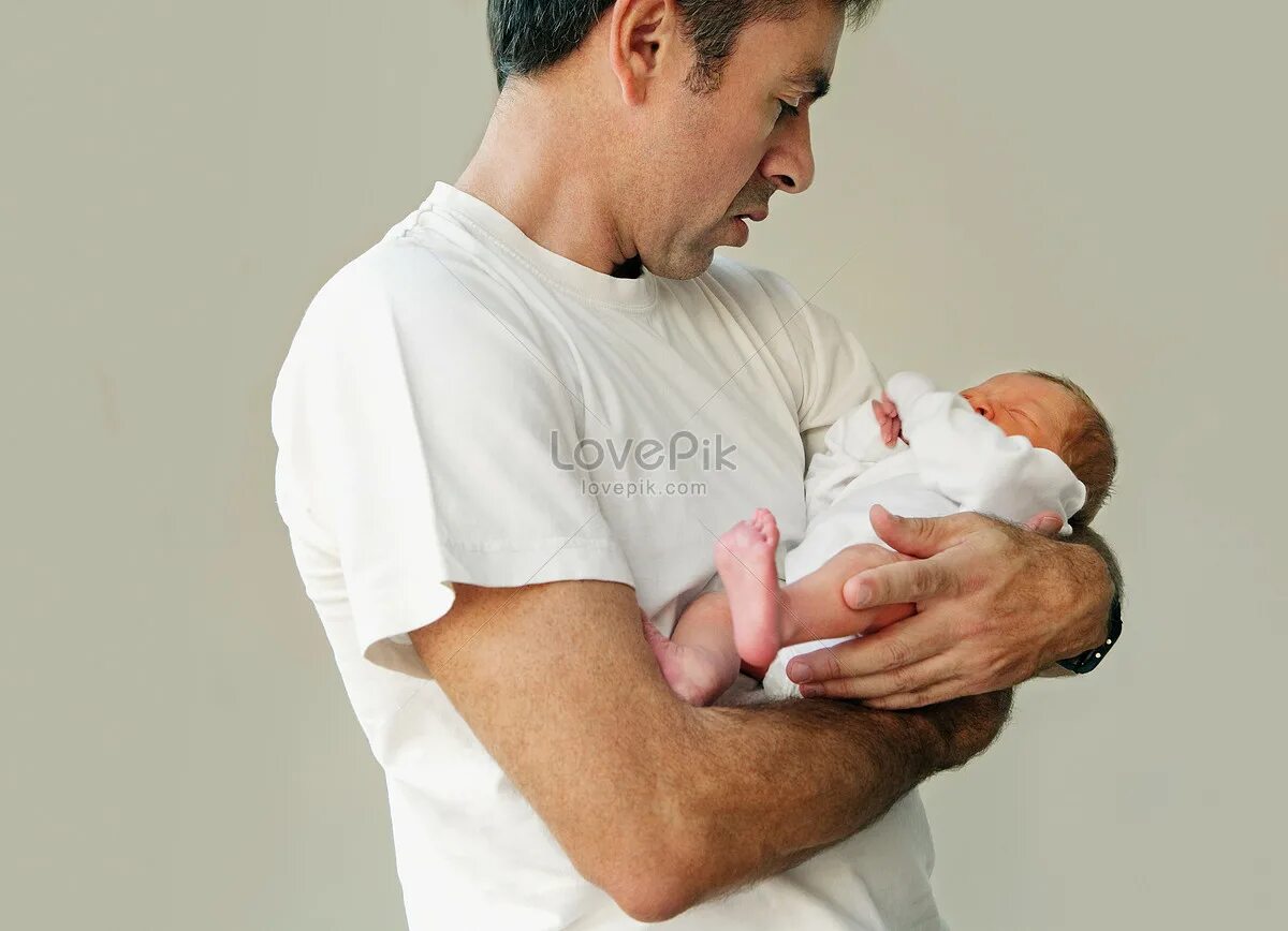 Мужчина держит ребенка. Ребенок держит. Папа держит ребенка на руках. Мужчина держит новорожденного.