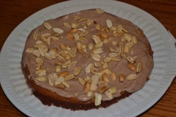 Рецепт торта с арахисом и сгущенкой. Медовый торт с арахисом. украсить торт арахисом. торт с арахисом и сгущенкой. медовый бисквит на кефире»..