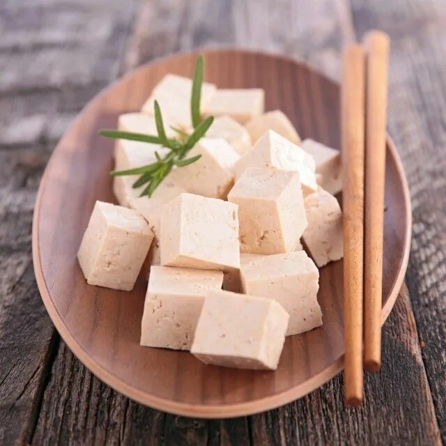 Покажите тофу. Сыр тофу. нежный тофу. тофу вид сверху. копченый тофу кубиками.