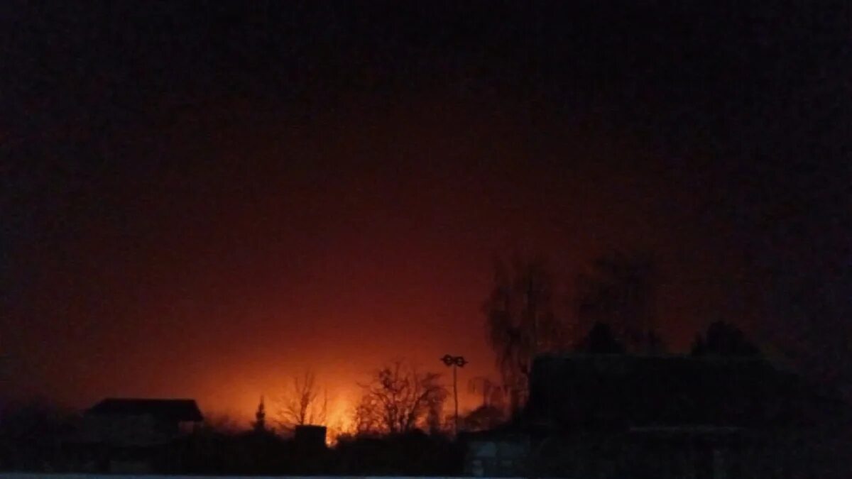 В атмосфере снова сгораю. Зарево ночного пожара. Ночное зарево Самара. Пожары в Самарской области. Зарево пожара ночью.