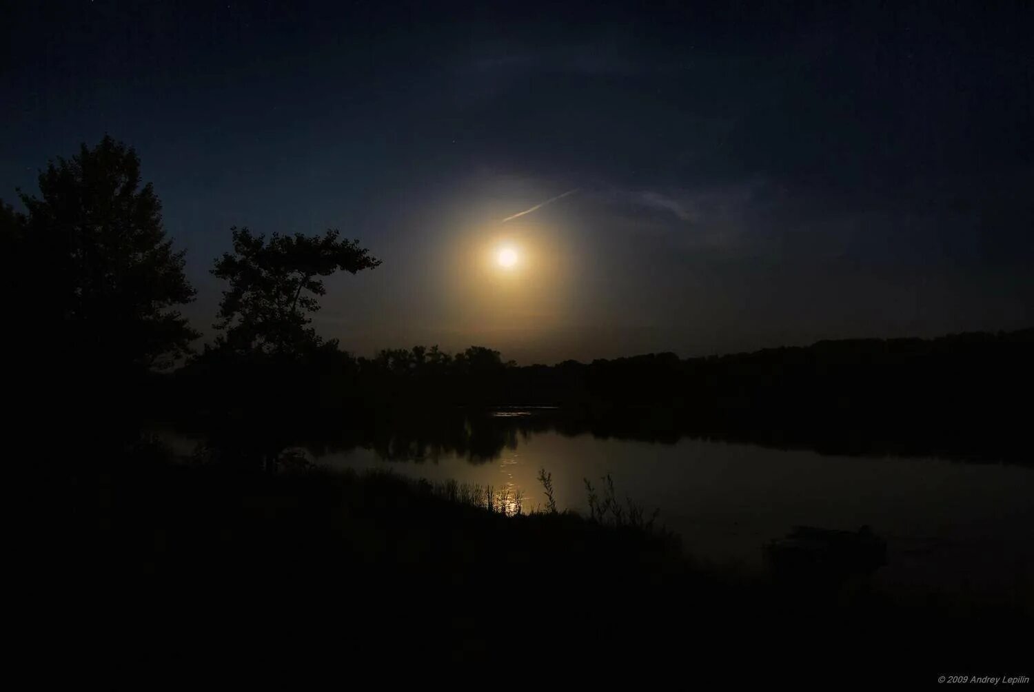 Луна поднималась и освещала. Река ночью. Ночь Луна река. Речка ночью в деревне. Лунный вечер.