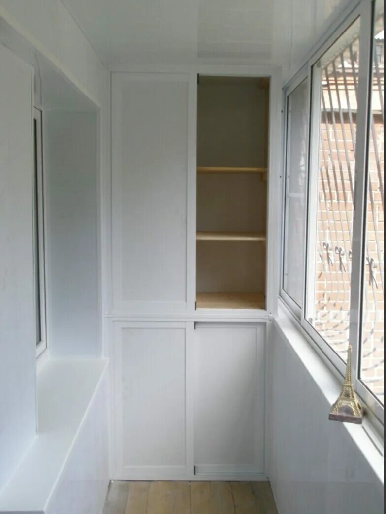 Балкон со шкафом фото. Шкаф на балкон. Встроенный шкаф на лоджии. Встроенные шкафы на балконе. Шкафчик на лоджию.