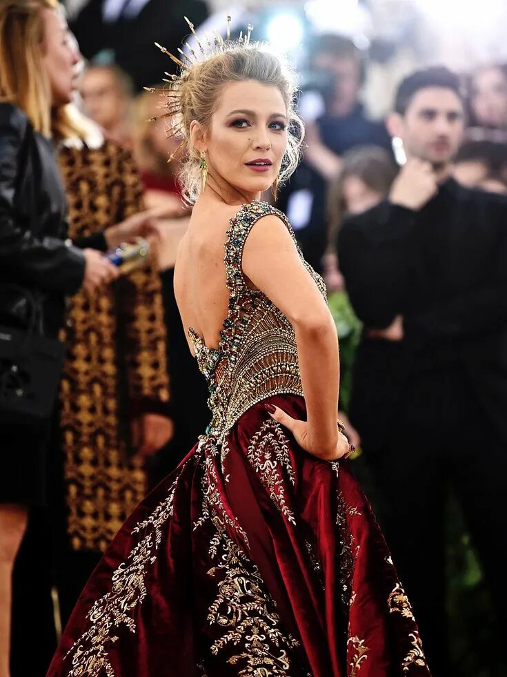 Мета 2018. Блейк лайвли met gala. блейк лайвли мет гала 2018. образ блейк лайвли на мет гала 2018. блейк лайвли на мет гала версаче.