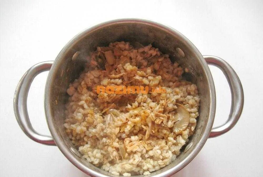 Как сварить перловку с мясом в кастрюле. Мясо для каши. перловка с мясом. перловая каша с мясом. гречка с мясом в кастрюле.